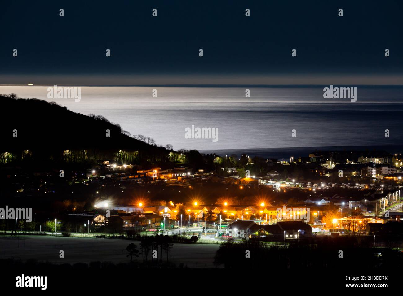 Aberystwyth, Ceredigion, Wales, UK. 19th December 2021  UK Weather: Cold frosty morning in Aberystwyth, as the reflecting moonlight shines over the bay on the west coast. © Ian Jones/Alamy Live News Stock Photo