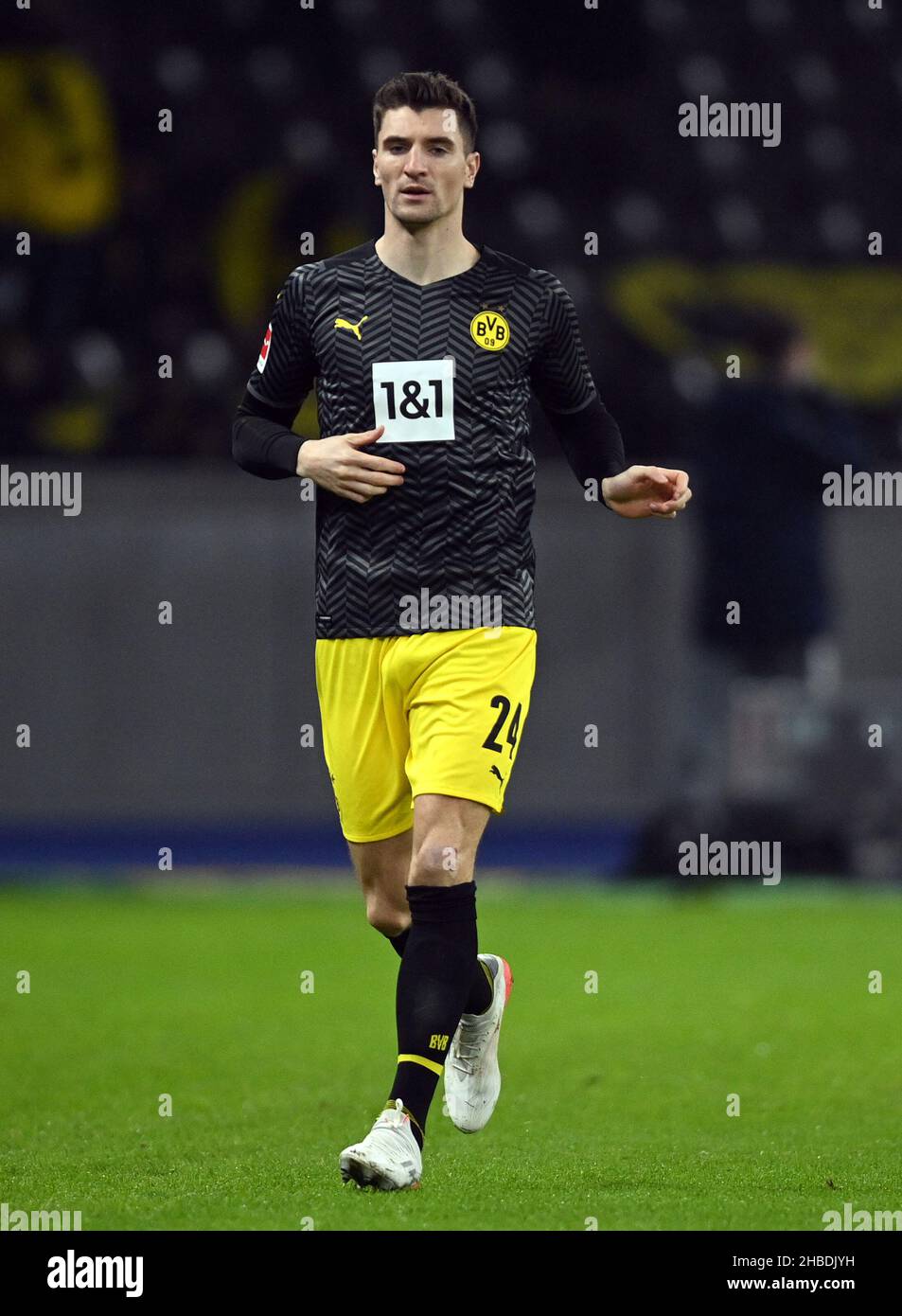 Berlin, Germany. 18th Dec, 2021. Football: Bundesliga, Hertha BSC - Borussia Dortmund, Matchday 17 at the Olympiastadion. Dortmund's Thomas Meunier. Credit: Soeren Stache/dpa-Zentralbild/dpa - IMPORTANT NOTE: In accordance with the regulations of the DFL Deutsche Fußball Liga and/or the DFB Deutscher Fußball-Bund, it is prohibited to use or have used photographs taken in the stadium and/or of the match in the form of sequence pictures and/or video-like photo series./dpa/Alamy Live News Stock Photo