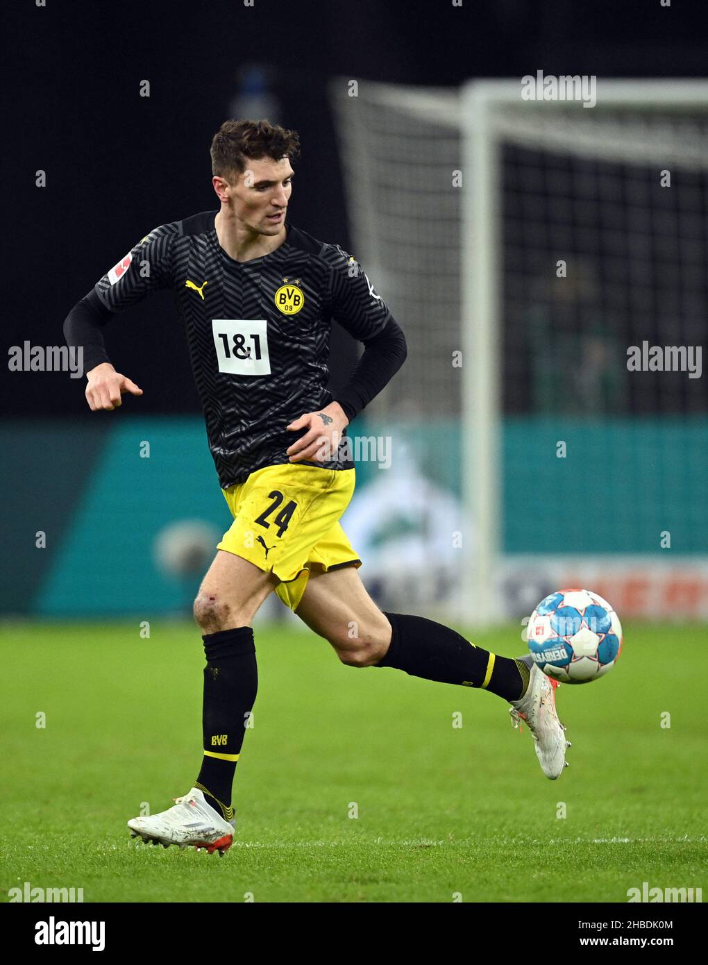 Berlin, Germany. 18th Dec, 2021. Football: Bundesliga, Hertha BSC - Borussia Dortmund, Matchday 17 at the Olympiastadion. Dortmund's Thomas Meunier in action. Credit: Soeren Stache/dpa-Zentralbild/dpa - IMPORTANT NOTE: In accordance with the regulations of the DFL Deutsche Fußball Liga and/or the DFB Deutscher Fußball-Bund, it is prohibited to use or have used photographs taken in the stadium and/or of the match in the form of sequence pictures and/or video-like photo series./dpa/Alamy Live News Stock Photo