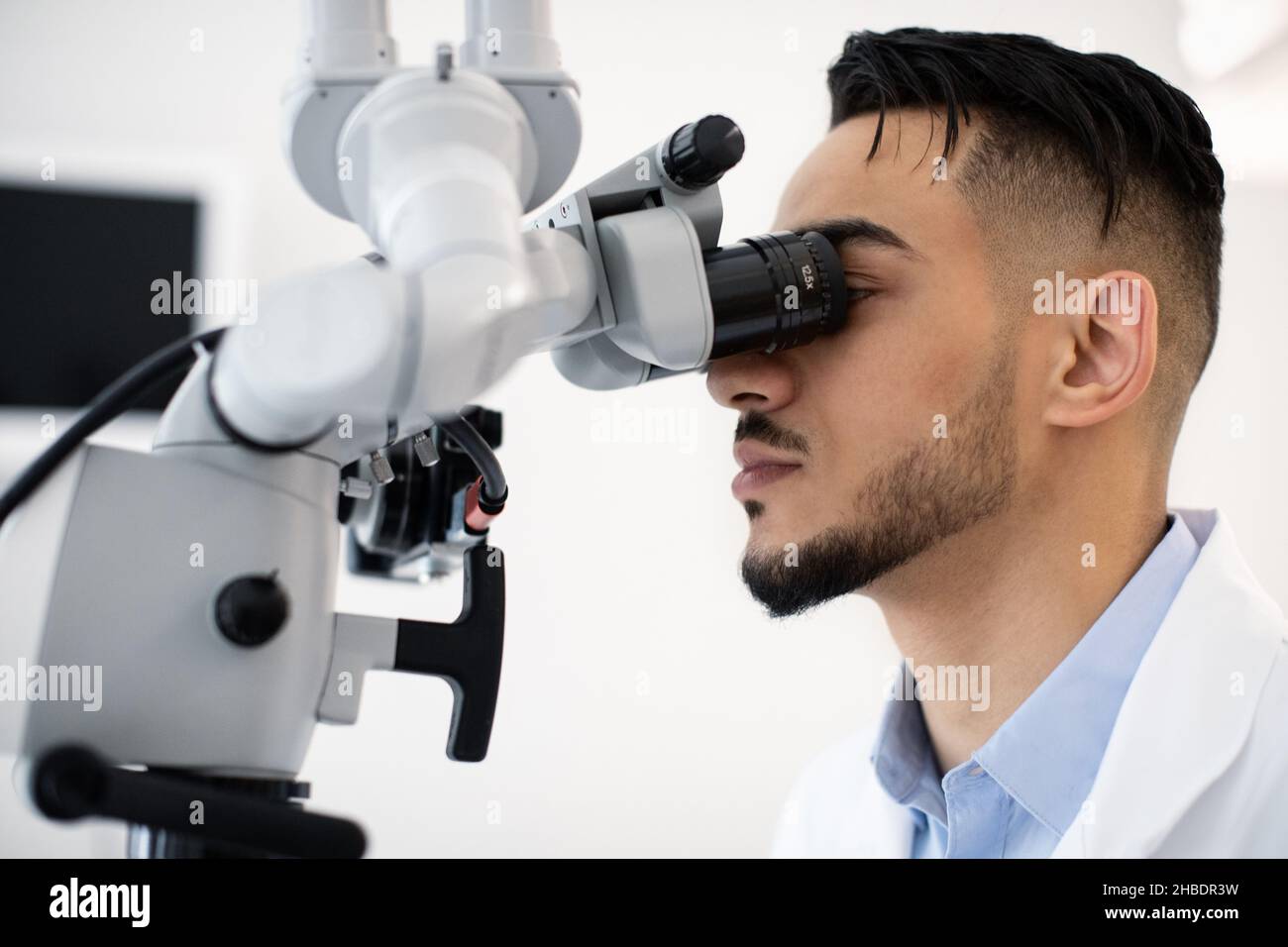 Doctor Using Microscope Imabe Doctor using microscope in hi-res stock photography and images - Alamy