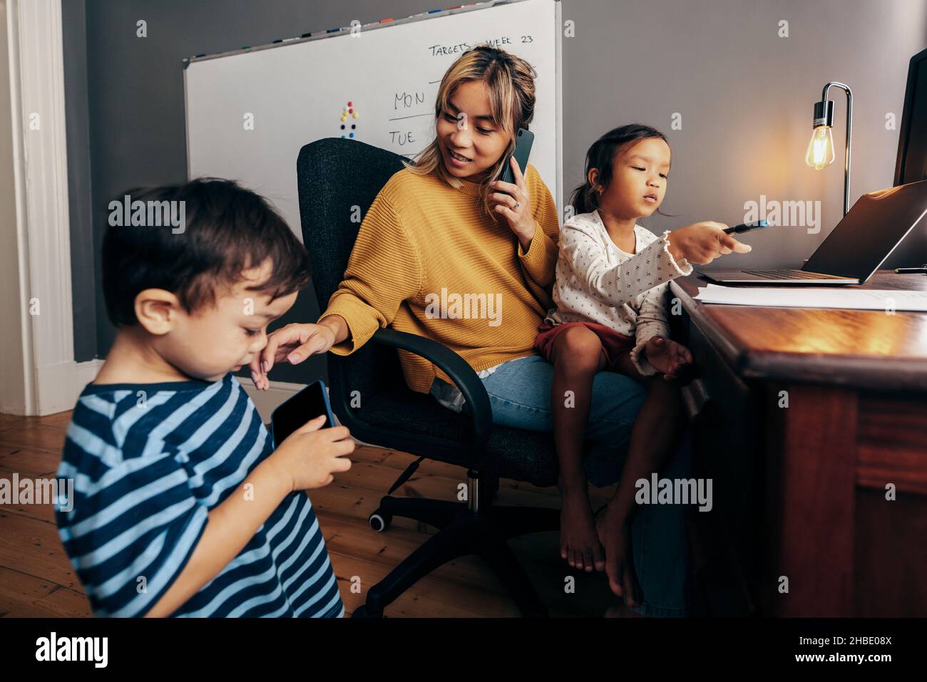 Mamma multitasking Immagini Vettoriali Stock - Pagina 2 - Alamy