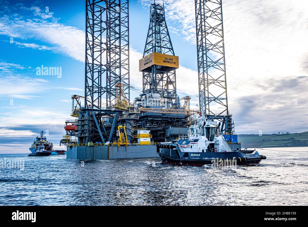 Tug boat towing oil rig hi-res stock photography and images - Alamy
