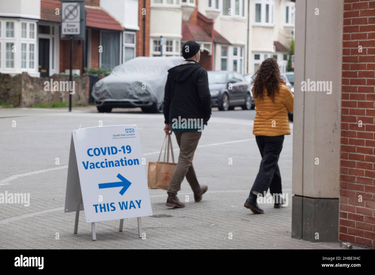 London, UK, 19 December 2021: A sign directs people to a pop-up vaccination centre at Lambeth Civic Centre in Brixton. Perhaps unaware that it is open on Sunday there were no people queuing although queues had been long earlier in the week. Anna Watson/Alamy Live News Stock Photo