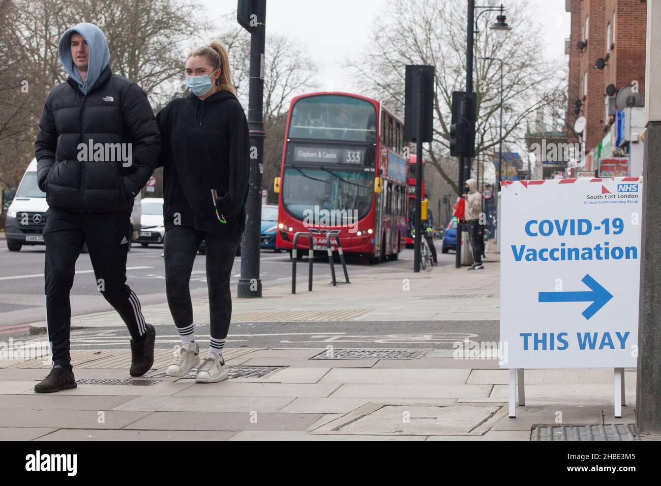 London, UK, 19 December 2021: A sign directs people to a pop-up vaccination centre at Lambeth Civic Centre in Brixton. Perhaps unaware that it is open on Sunday there were no people queuing although queues had been long earlier in the week. Anna Watson/Alamy Live News Stock Photo