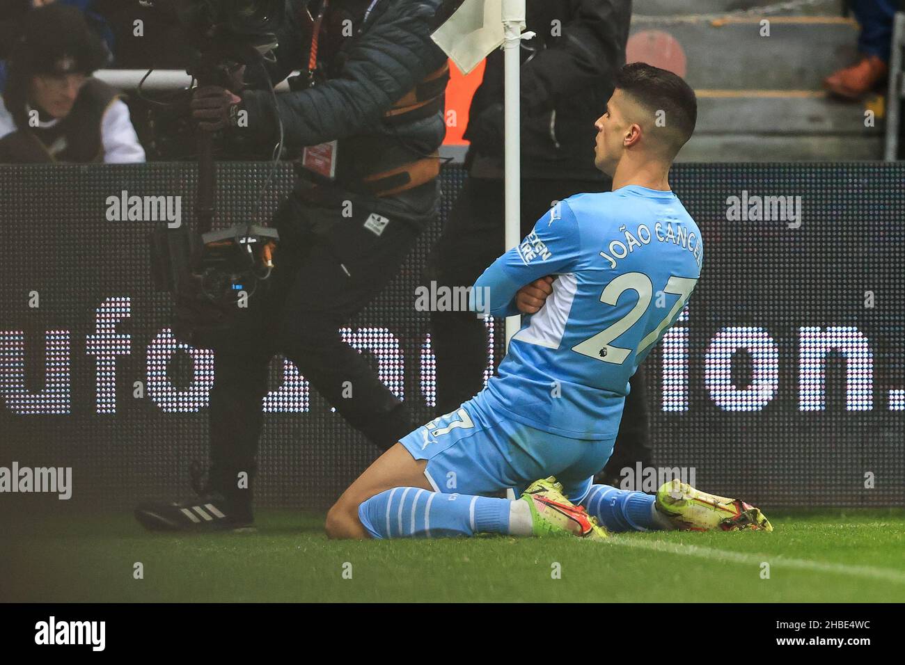 Joao Cancelo #27 of Manchester City celebrates his goal to make it
