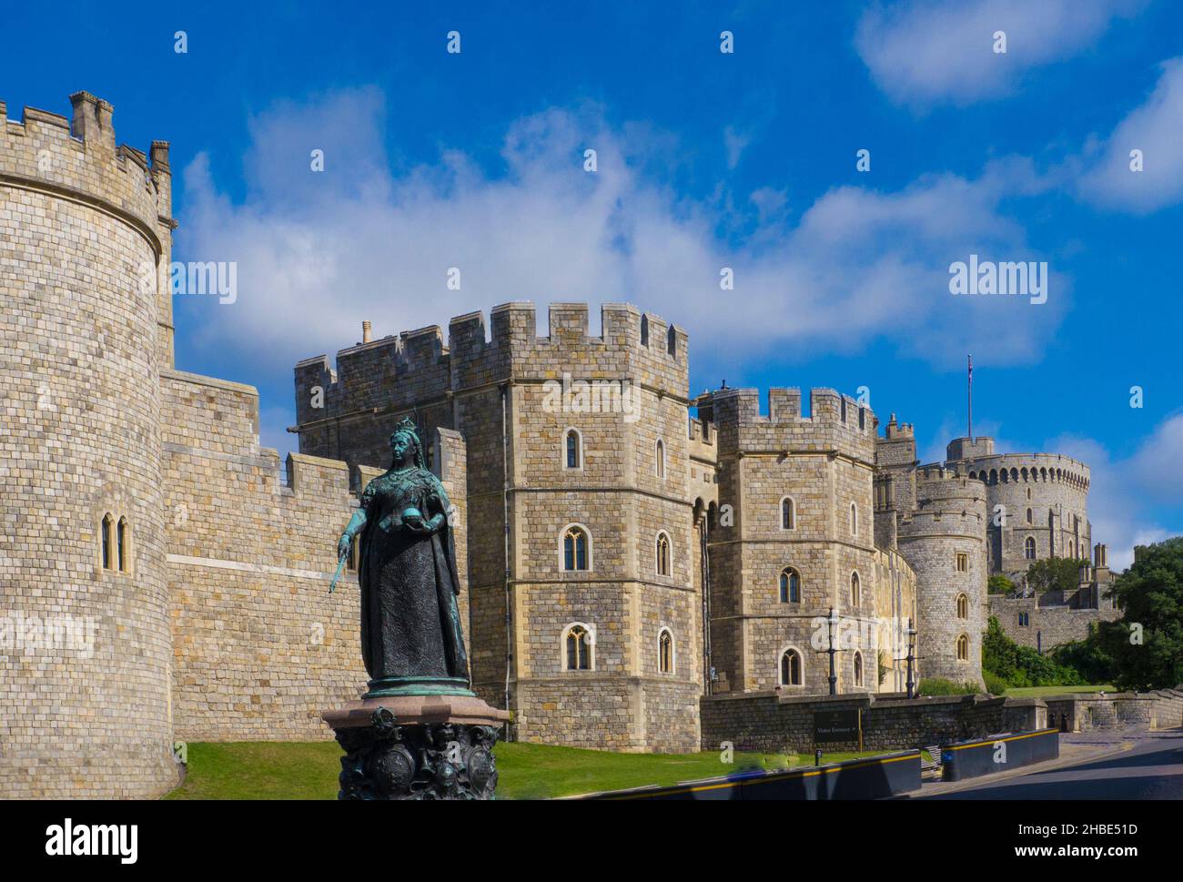Windsor Castle and Queen Victoria statue.Windsor ,Berkshire, England .Windsor Castle is the oldest and largest occupied castle in the world. Founded b Stock Photo