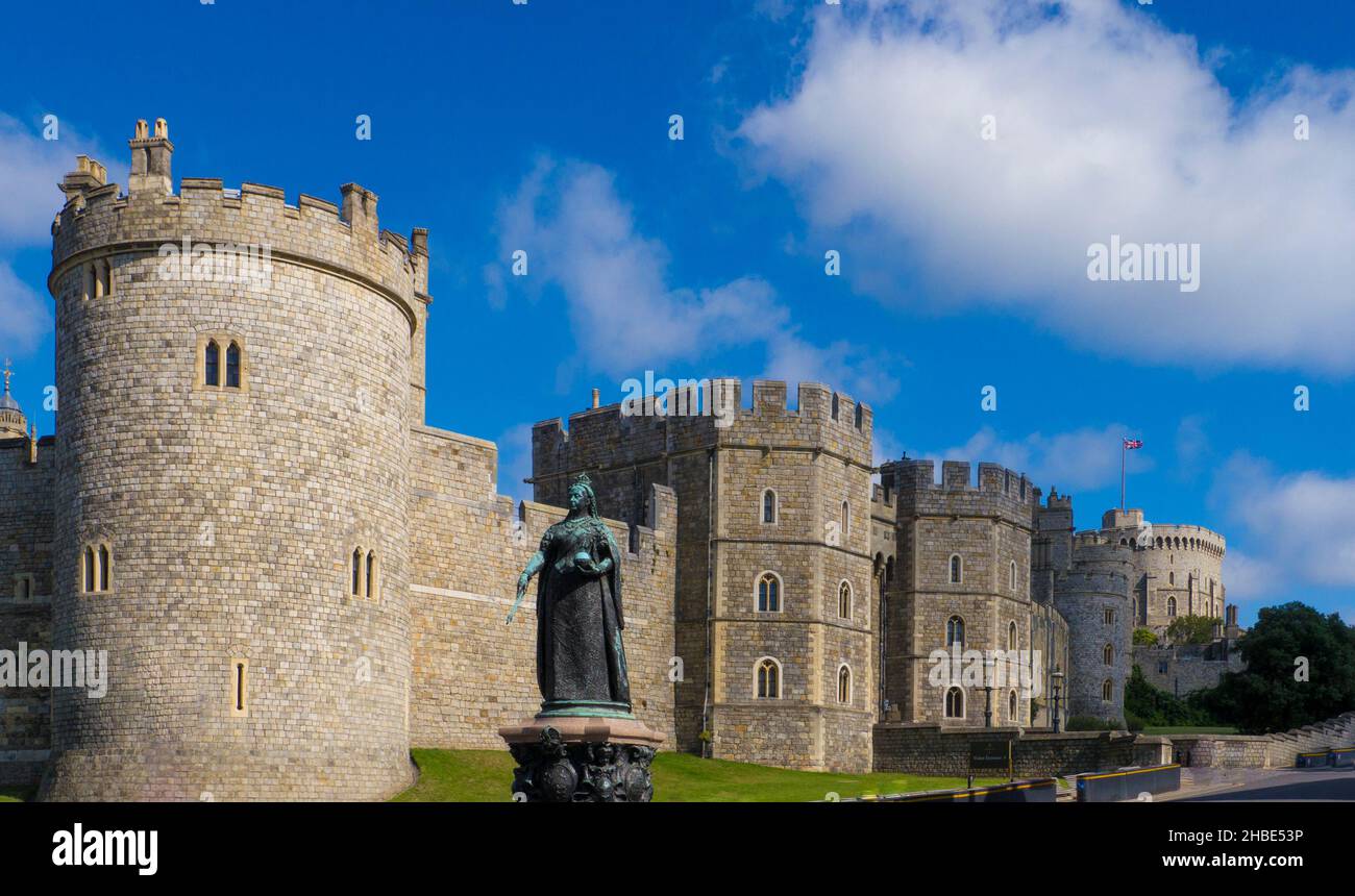 Windsor Castle and Queen Victoria statue.Windsor ,Berkshire, England .Windsor Castle is the oldest and largest occupied castle in the world. Founded b Stock Photo