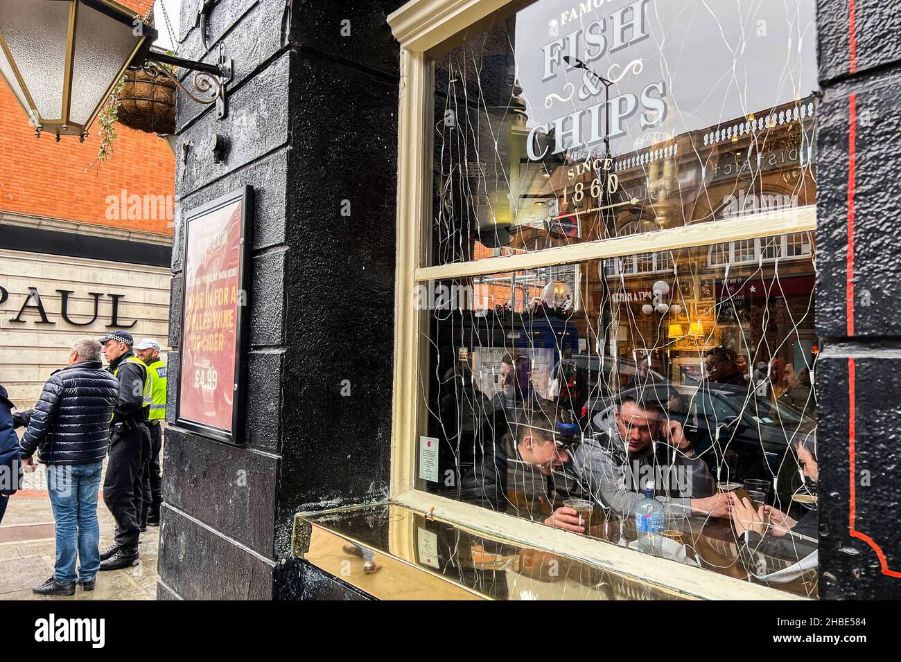 London, UK. 11th Dec, 2021. Dec. 11, 2021 A pub on Fulham Road in London. According to the British Beer & Pub Association almost one in four pubs have closed since 2000 and news reports say the UK has lost more than 3,000 pubs and bars since March 2020 when the COVID pandemic began. (Photo by Samuel Rigelhaupt/Sipa USA) Credit: Sipa USA/Alamy Live News Stock Photo