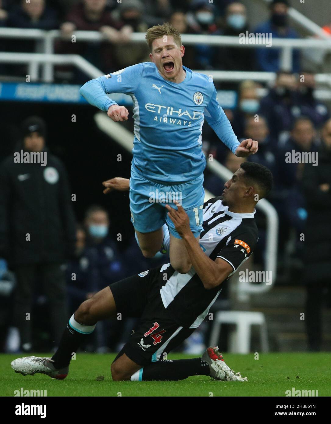 Newcastle, UK. 19th Dec, 2021. NEWCASTLE UPON TYNE, GBR. DEC 19TH Isaac Hayden of Newcastle United and Kevin De Bruyne of Manchester City in action during the Premier League match between Newcastle United and Manchester City at St. James's Park, Newcastle on Sunday 19th December 2021. (Credit: Will Matthews | MI News) Credit: MI News & Sport /Alamy Live News Stock Photo