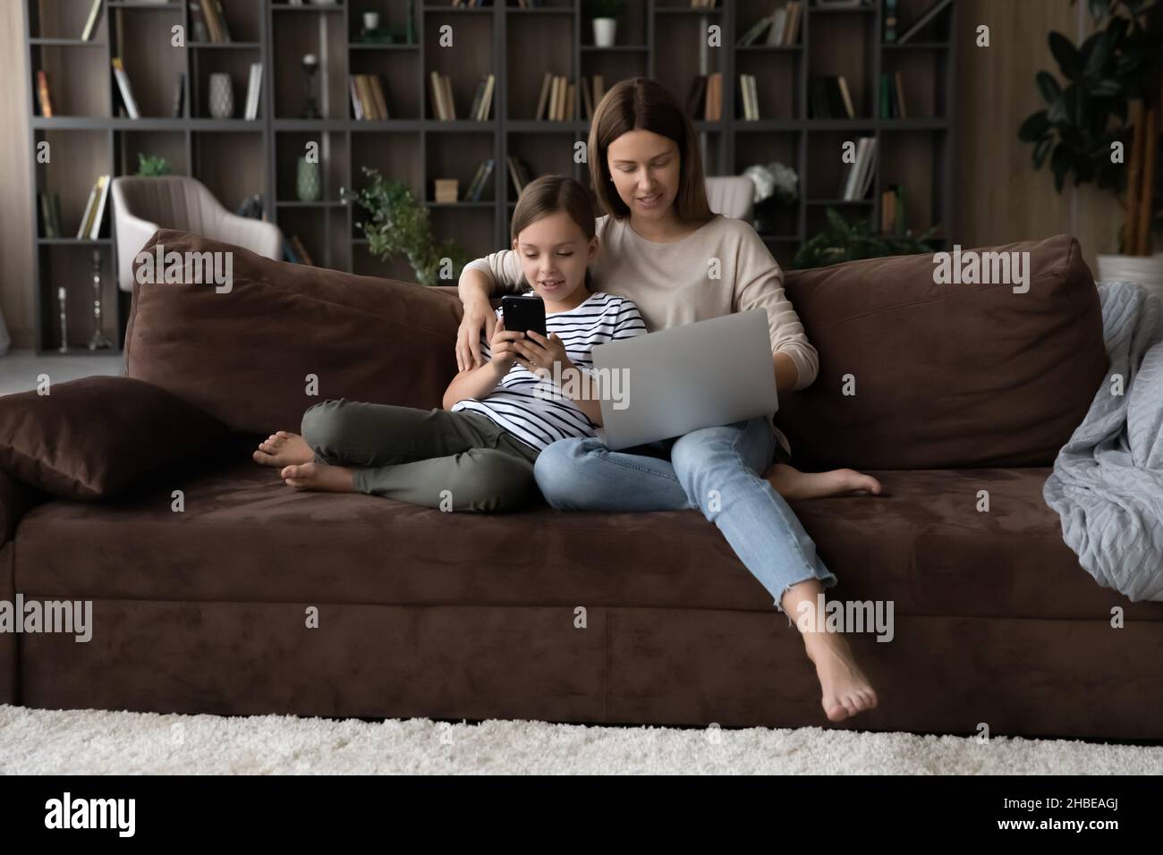 Tween girl computer hi-res stock photography and images - Alamy
