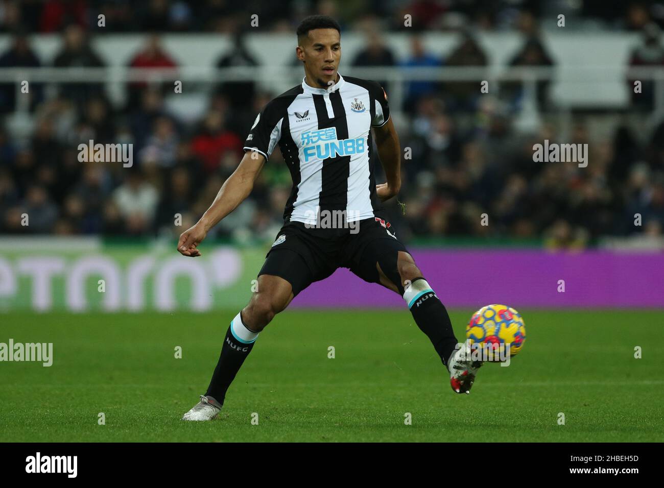 NEWCASTLE UPON TYNE, GBR. DEC 19TH Isaac Hayden of Newcastle United in action during the Premier League match between Newcastle United and Manchester City at St. James's Park, Newcastle on Sunday 19th December 2021. (Credit: Will Matthews | MI News) Credit: MI News & Sport /Alamy Live News Stock Photo