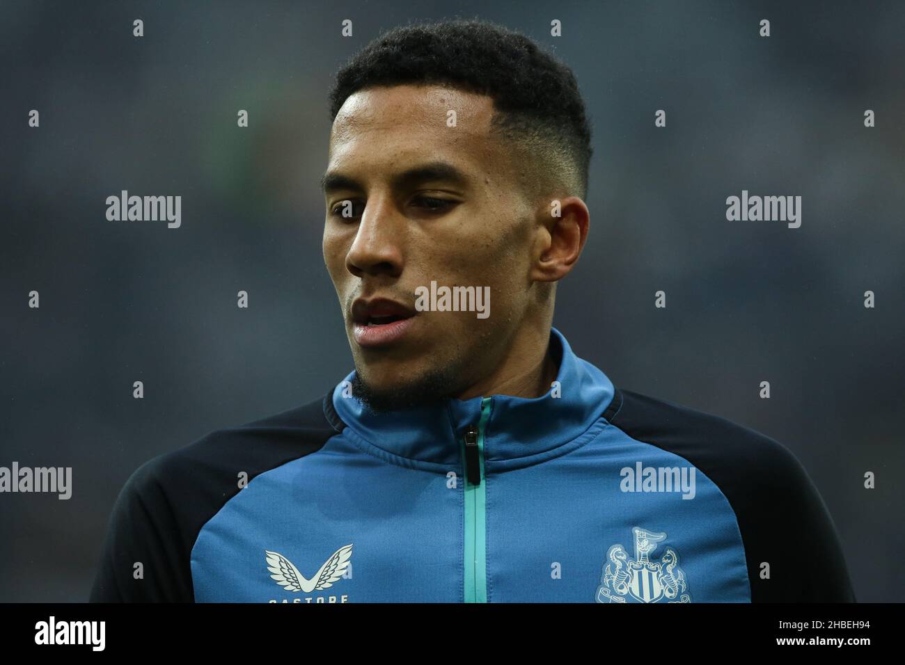 NEWCASTLE UPON TYNE, GBR. DEC 19TH Isaac Hayden of Newcastle United warms up during the Premier League match between Newcastle United and Manchester City at St. James's Park, Newcastle on Sunday 19th December 2021. (Credit: Will Matthews | MI News) Credit: MI News & Sport /Alamy Live News Stock Photo