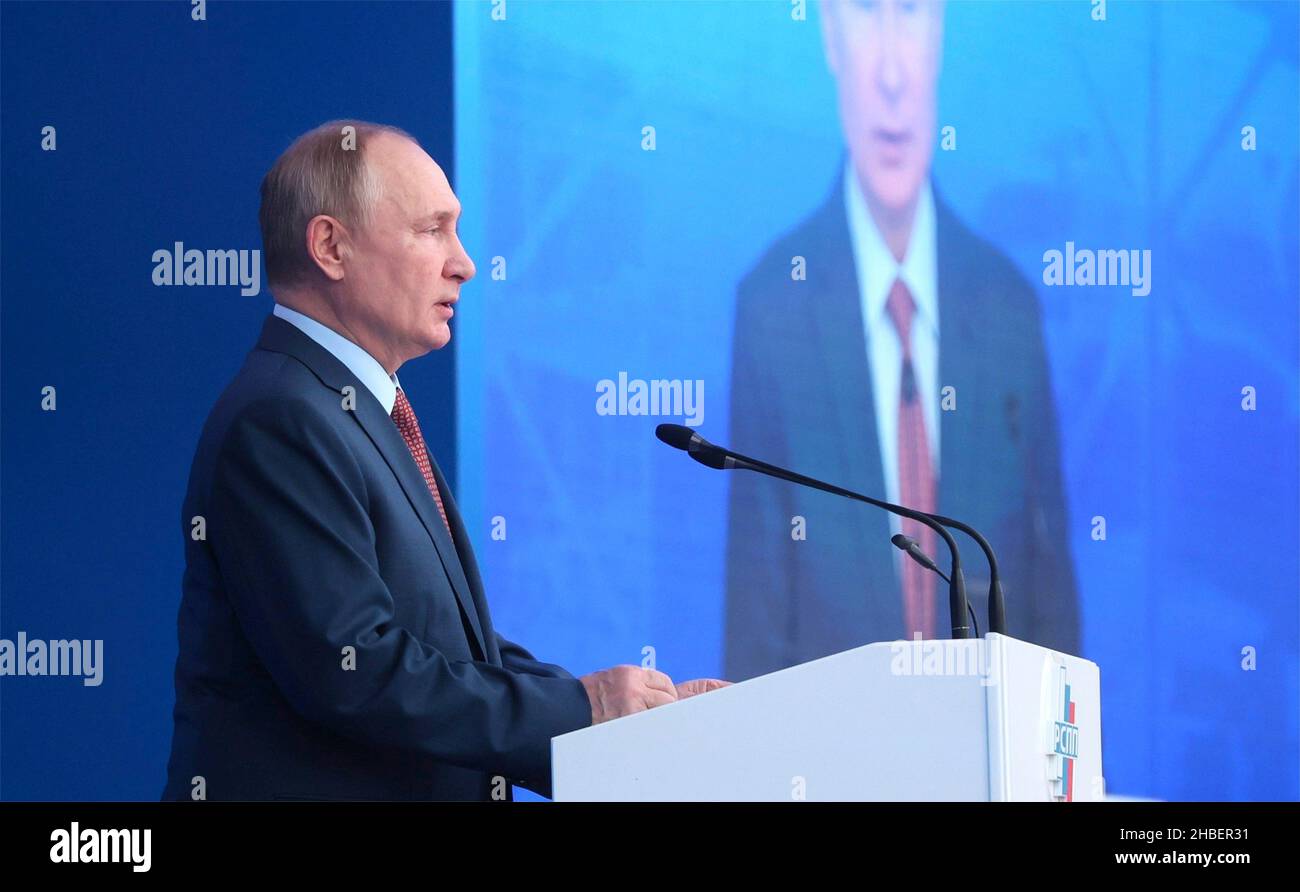 Moscow, Russia. 17 December, 2021. Russian President Vladimir Putin delivers remarks to the plenary session of the 30th Congress of Russian Union of Industrialists and Entrepreneurs at the State Kremlin Palace, December 17, 2021 in Moscow, Russia. Credit: Mikhail Metzel/Kremlin Pool/Alamy Live News Stock Photo