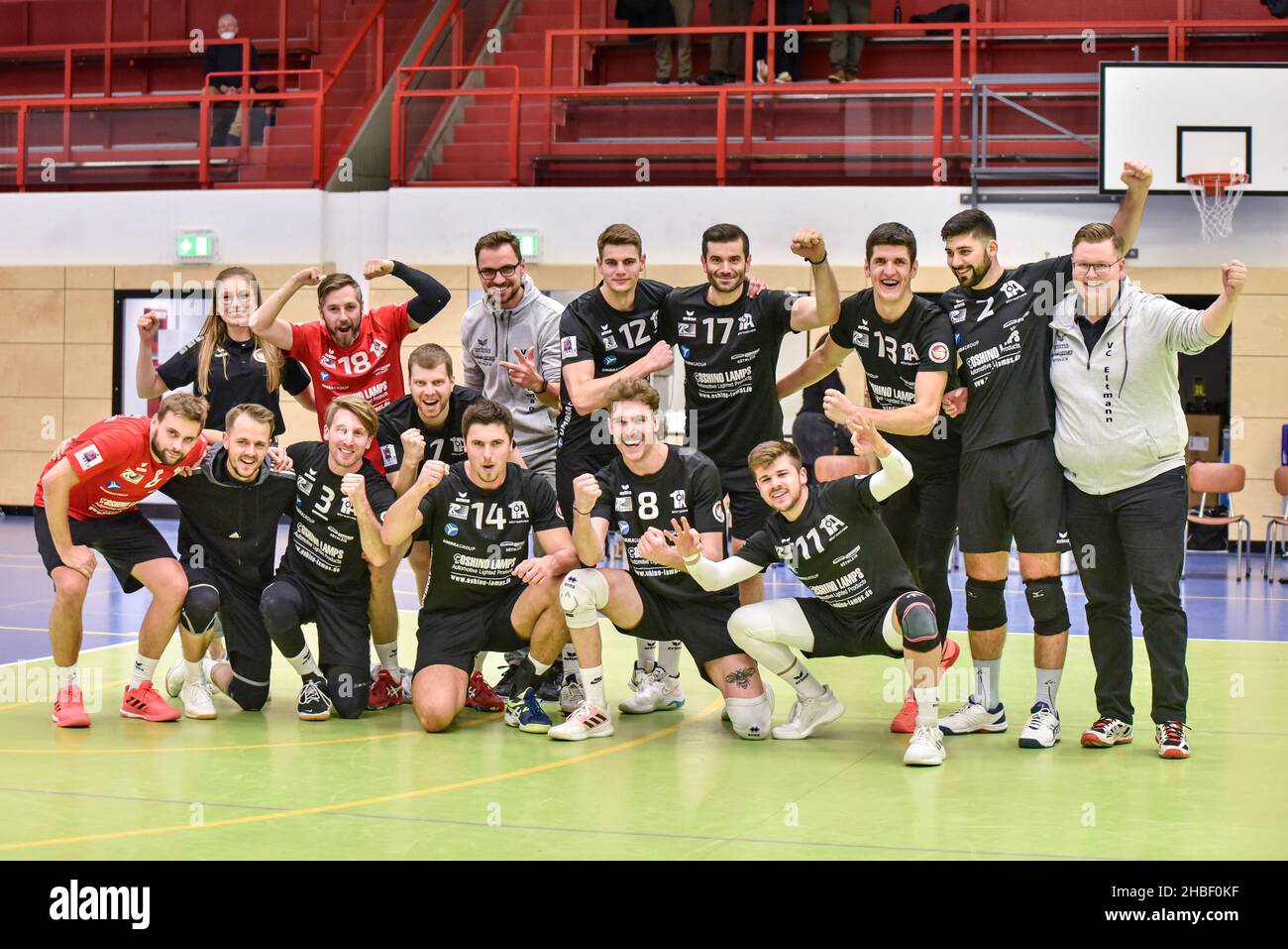 Germany ,Eltmann, Georg Schäfer Halle - 19 Dec 2021 - 3.Liga, Volleyball - VC Eltmann vs TSV Eibelstadt  Image: VC Eltmann celebrates with a team picture after the home win. Stock Photo