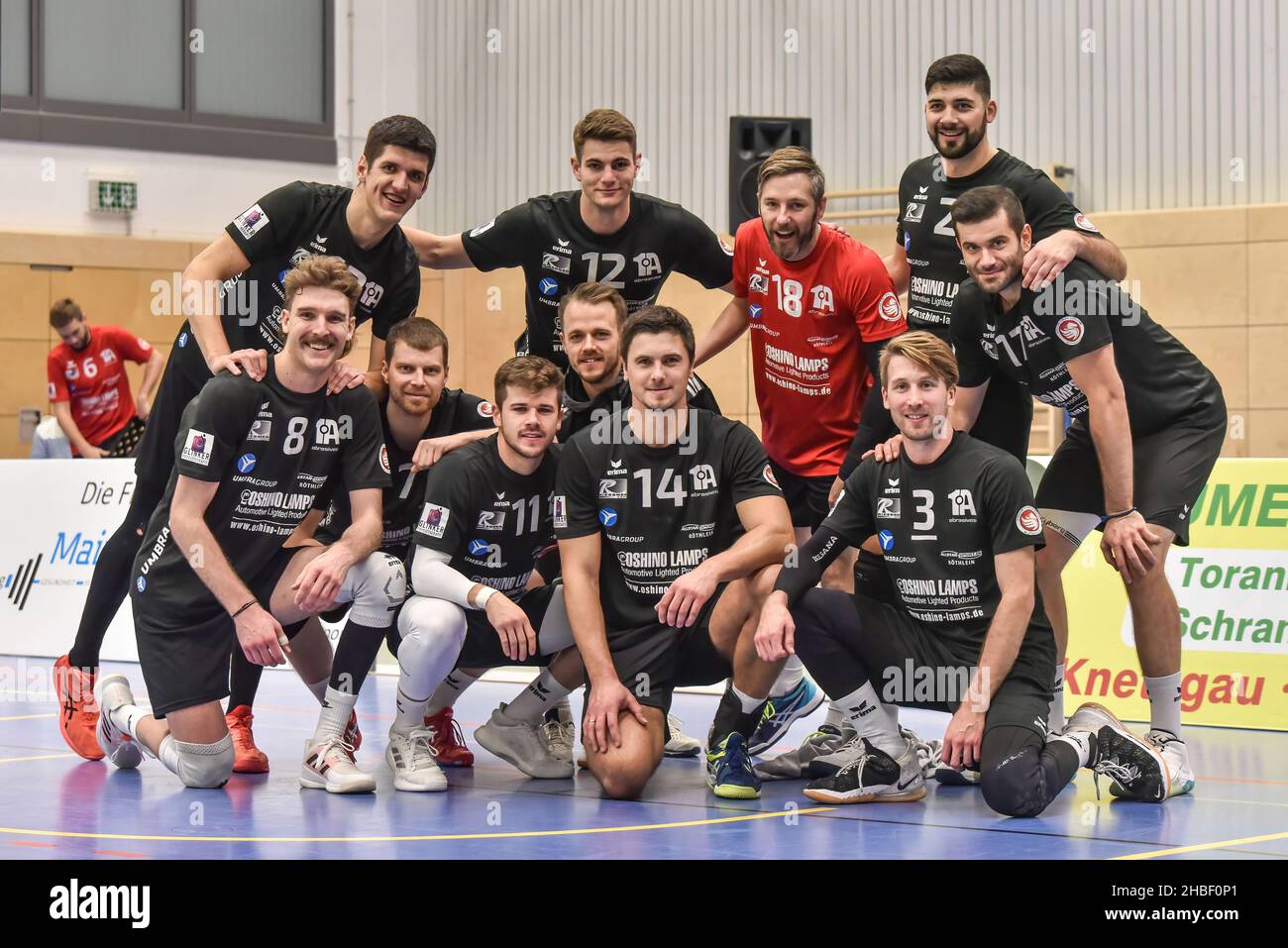 Germany ,Eltmann, Georg Schäfer Halle - 19 Dec 2021 - 3.Liga, Volleyball - VC Eltmann vs TSV Eibelstadt  Image: VC Eltmann celebrates with a team picture after the home win. Stock Photo