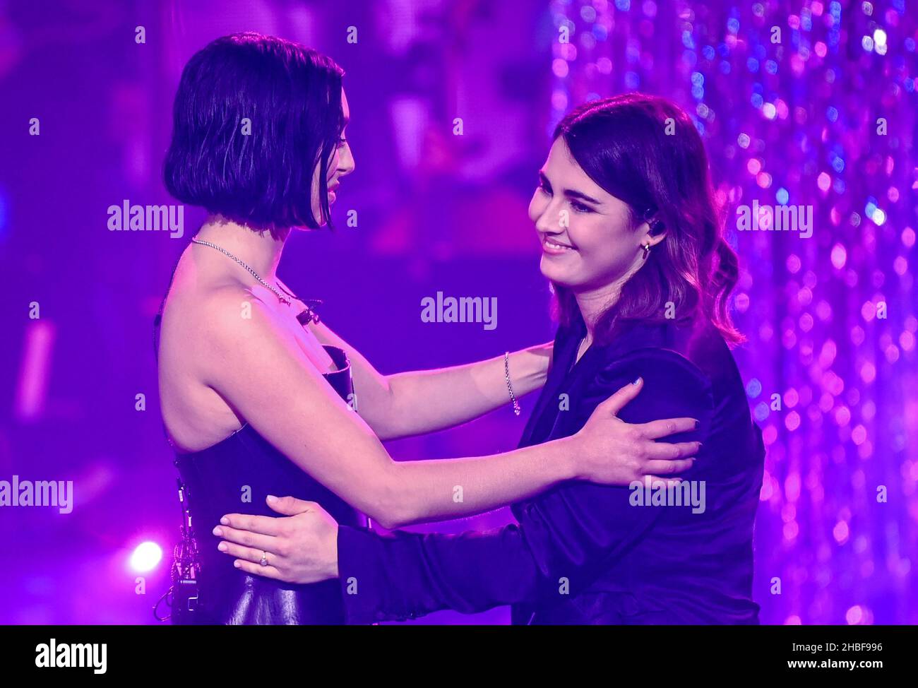 Berlin, Germany. 19th Dec, 2021. Singer Linda Elsener (r) and coach