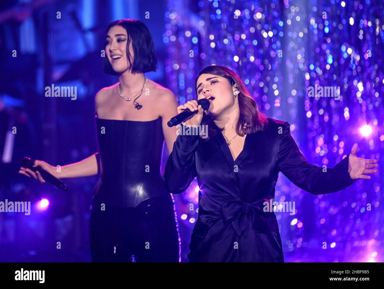 Berlin, Germany. 19th Dec, 2021. Singer Linda Elsener (r) and coach