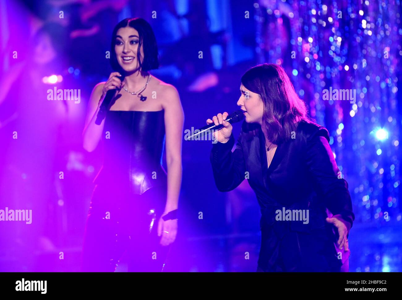 Berlin, Germany. 19th Dec, 2021. Singer Linda Elsener (r) and coach