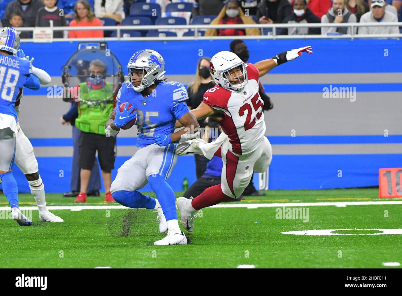 DETROIT, MI - DECEMBER 19: Arizona Cardinals LB Zaven Collins (25) misses a tackle of Detroit Lions RB Godwin Igwebuike (35) on a kickoff return during NFL game between Arizona Cardinals and Detroit Lions on December 19, 2021 at Ford Field in Detroit, MI (Photo by Allan Dranberg/CSM) Stock Photo