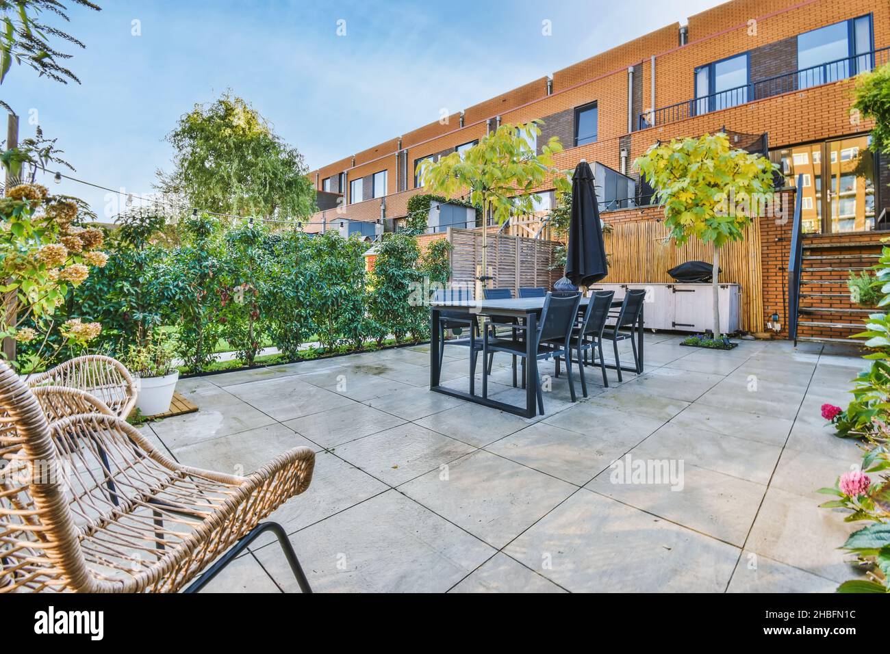 Large outdoor courtyard hi-res stock photography and images - Alamy