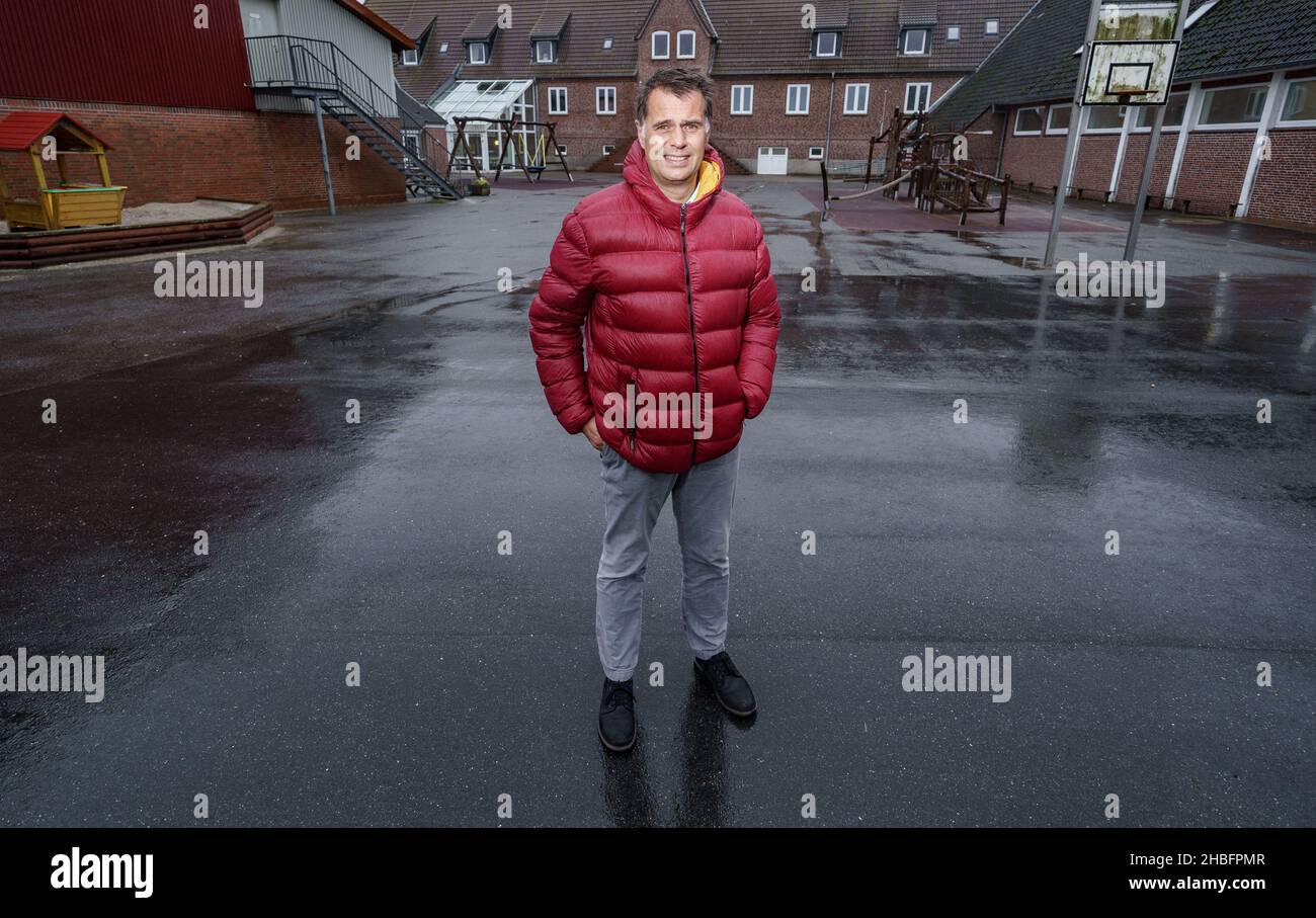 Insel Pellworm, Germany. 18th Nov, 2021. Walter Herrig, principal of the Hermann Neuton Paulsen School on the island of Pellworm, stands in the schoolyard. The search for teachers for the island often takes longer than in larger towns. Credit: Axel Heimken/dpa/Alamy Live News Stock Photo
