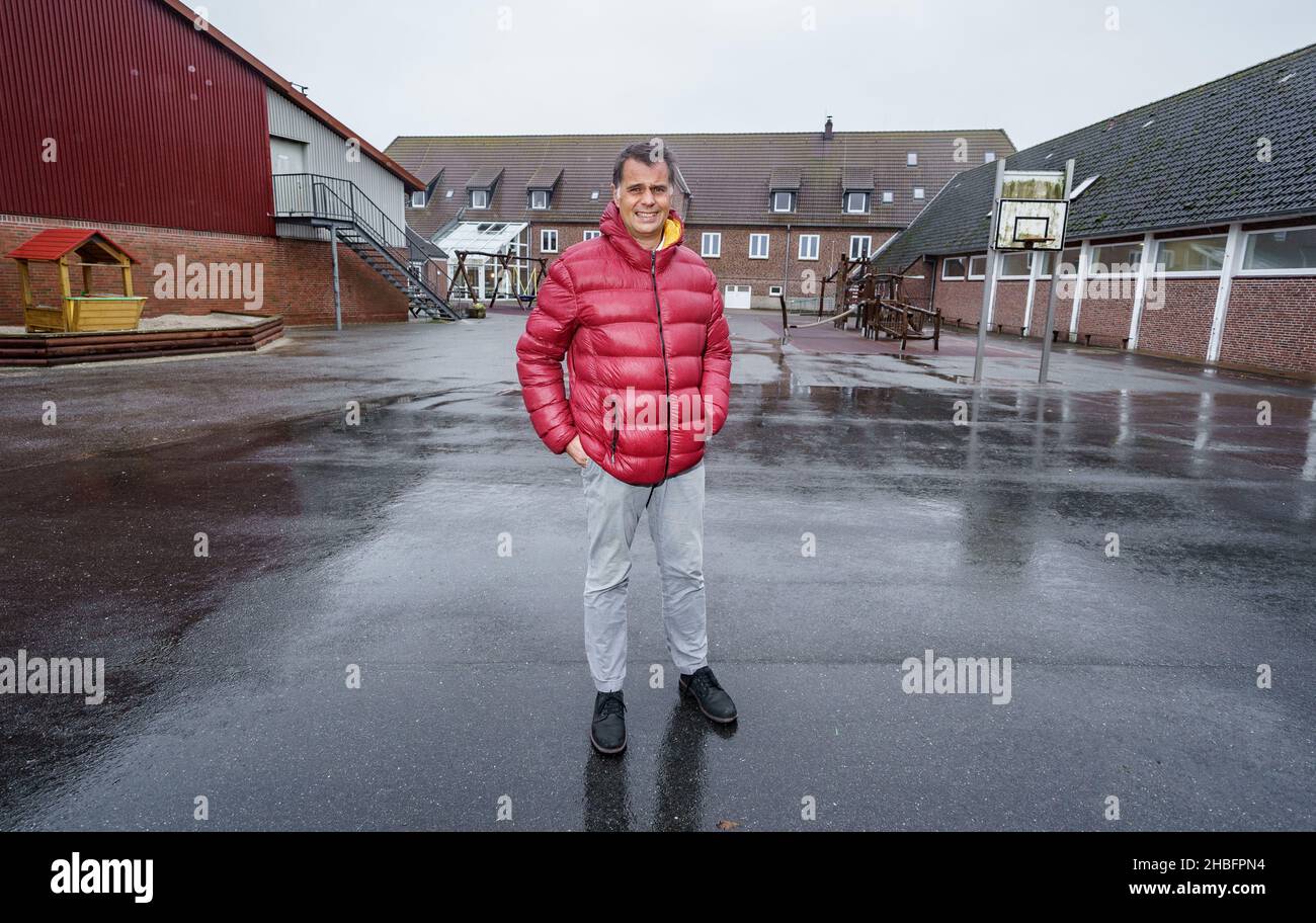 Insel Pellworm, Germany. 18th Nov, 2021. Walter Herrig, principal of the Hermann Neuton Paulsen School on the island of Pellworm, stands in the schoolyard. The search for teachers for the island often takes longer than in larger towns. Credit: Axel Heimken/dpa/Alamy Live News Stock Photo