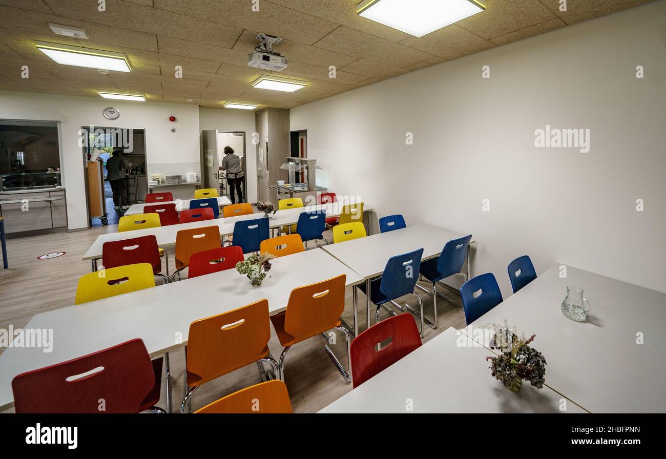 Insel Pellworm, Germany. 18th Nov, 2021. The school canteen of the Hermann Neuton Paulsen School on the island of Pellworm is cleaned up after serving the meals. Finding teachers for the island often takes longer than in larger towns. Credit: Axel Heimken/dpa/Alamy Live News Stock Photo