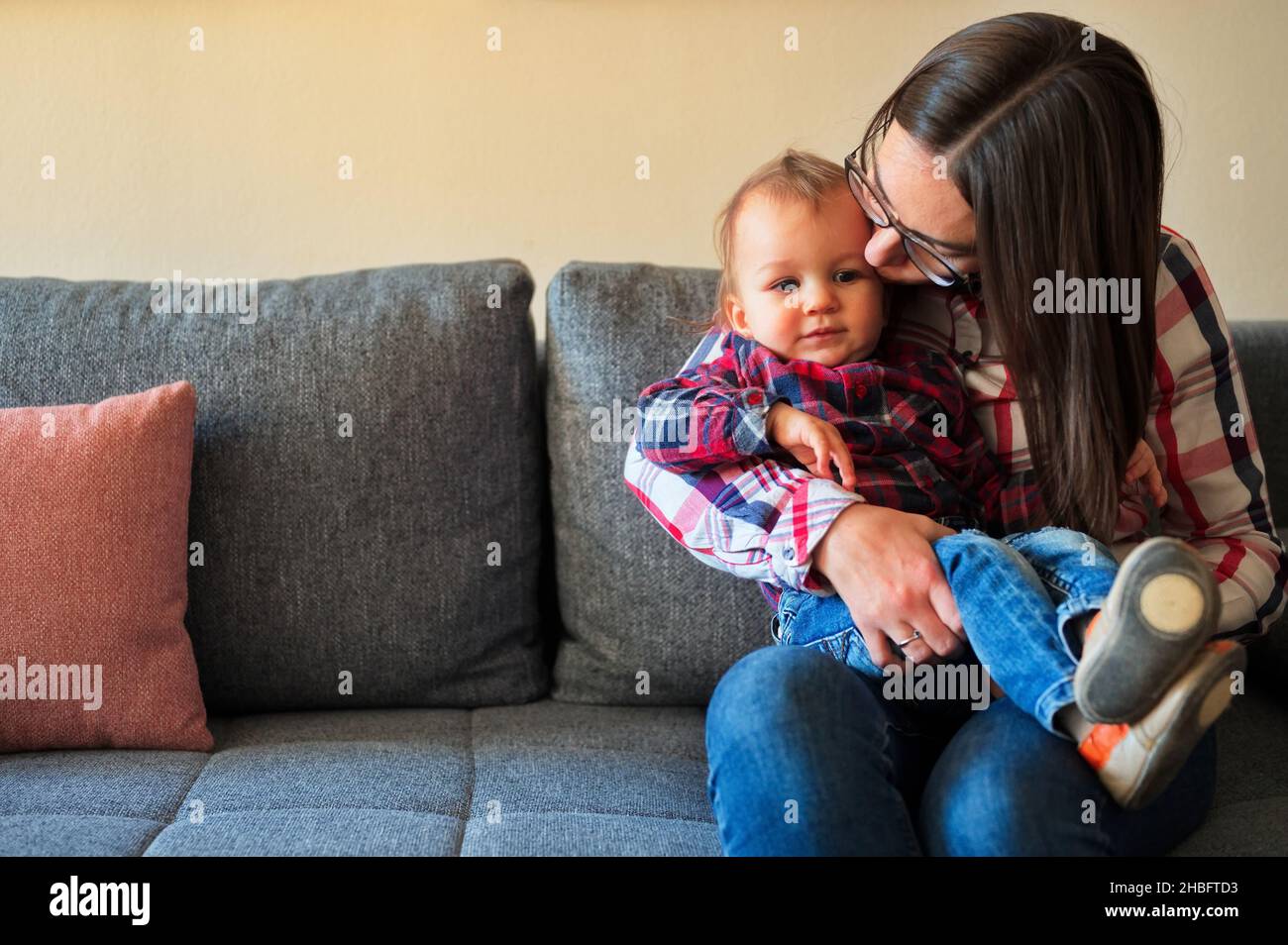 https://c8.alamy.com/comp/2HBFTD3/cute-little-boy-sitting-in-his-mother-lap-on-a-sofa-2HBFTD3.jpg