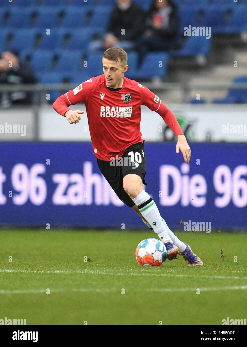 Hanover, Germany. 19th Dec, 2021. Football: 2nd Bundesliga, Matchday 18: Hannover 96 - Werder Bremen at the HDI Arena. Hannover's Sebastian Ernst plays the ball. Credit: Daniel Reinhardt/dpa - IMPORTANT NOTE: In accordance with the regulations of the DFL Deutsche Fußball Liga and/or the DFB Deutscher Fußball-Bund, it is prohibited to use or have used photographs taken in the stadium and/or of the match in the form of sequence pictures and/or video-like photo series./dpa/Alamy Live News Stock Photo