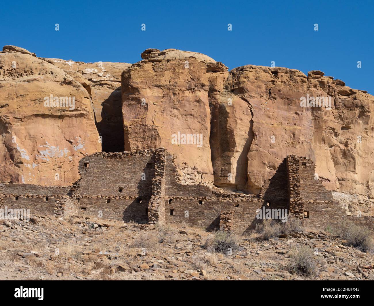 Hungo Pavi Ruins at Chaco Culture National Historic Park in New Mexico against red rock cliffs. Stock Photo