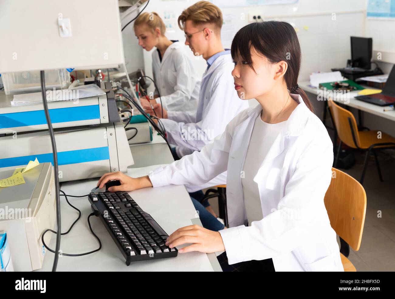 Chinese woman lab technician working in laboratory Stock Photo Alamy