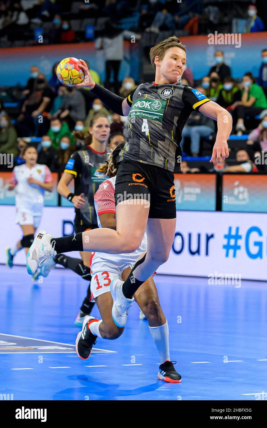 Granollers, Spain. 08th Dec, 2021. Handball, Women: World Cup, Germany - Congo, Main Round, Group 3, Matchday 1 Alina Grijseels (Germany/Dortmund) Credit: Marco Wolf/wolf-sportfoto/Marco Wolf/dpa/Alamy Live News Stock Photo