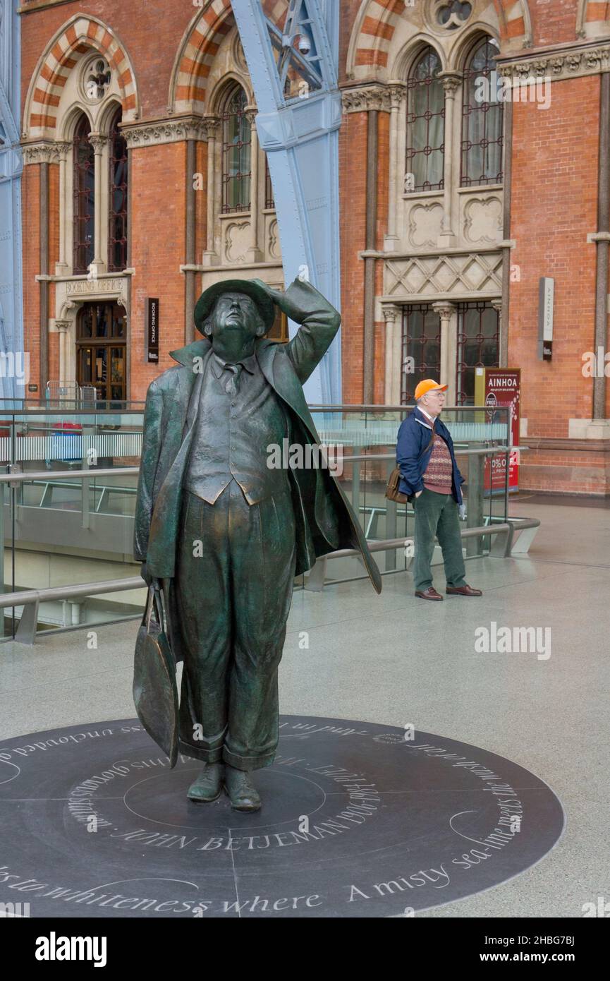 Bronze statue of the poet John Betjeman, St Pancras station, London; by sculptor Martin Jennings, 2007 Stock Photo