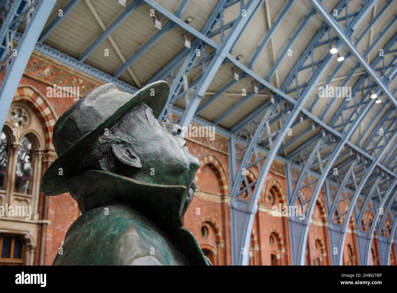 Bronze statue of the poet John Betjeman, St Pancras station, London; by sculptor Martin Jennings, 2007 Stock Photo