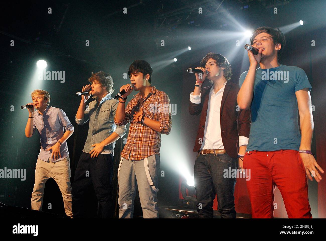 https://c8.alamy.com/comp/2HBGJ8J/niall-horan-liam-payne-zayne-malik-harry-styles-and-louis-tomlinson-of-one-direction-perform-live-at-g-a-y-heaven-in-london-2HBGJ8J.jpg