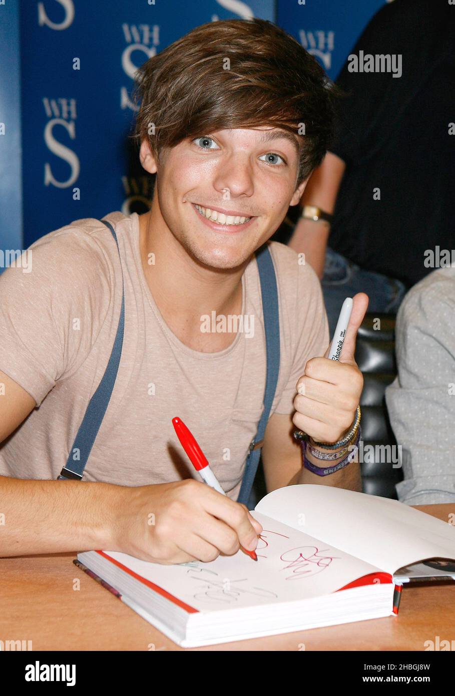 Louis tomlinson of one direction x hi-res stock photography and images -  Alamy