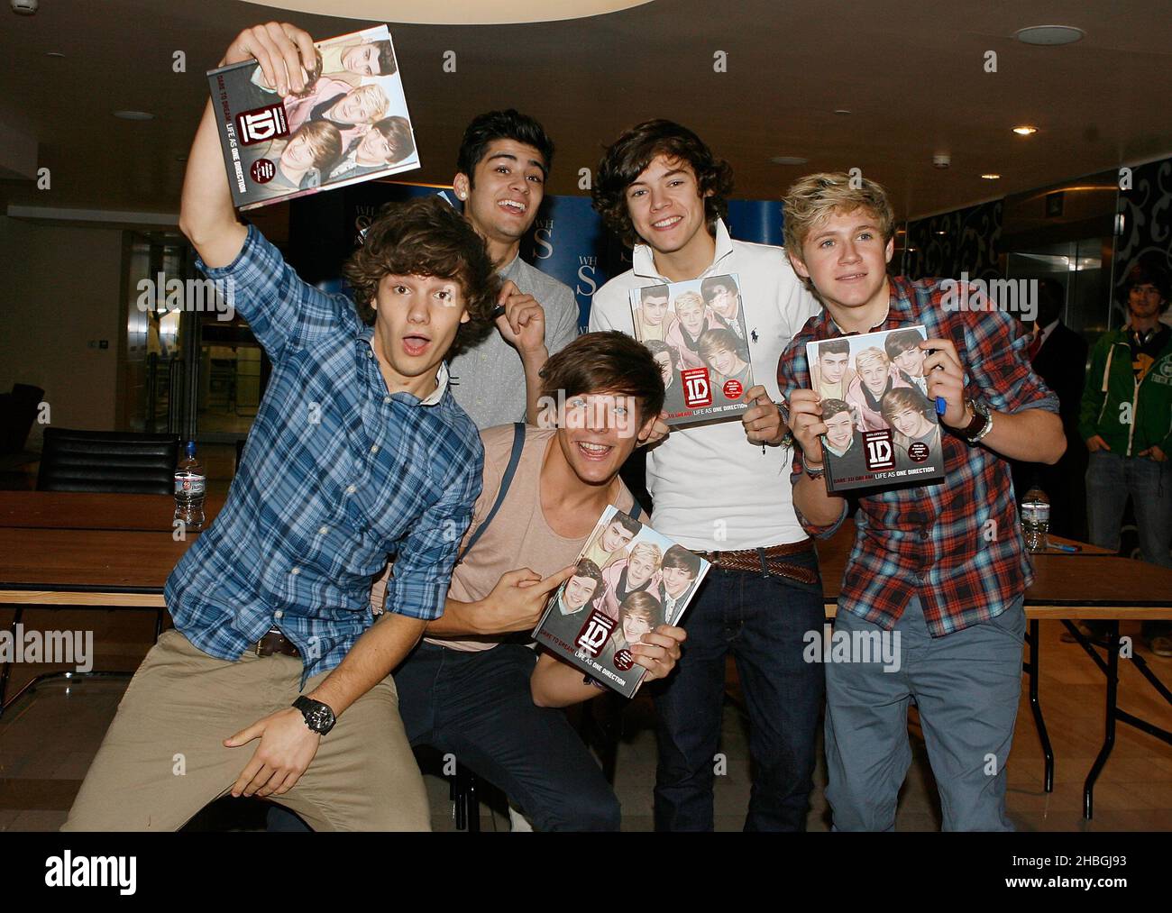 One Direction Photo: 1d signing their dolls  Louis tomlinson, Louis  tomlinsom, Louis tomilson