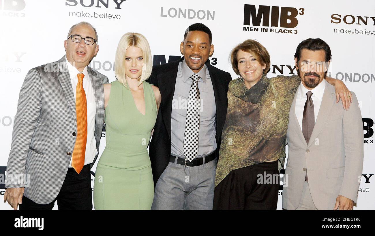 L-R; Barry Sonnenfeld (director),Alice Eve,Will Smith,Emma Thompson and Josh Brolin attend The Cast Photocall for the UK Launch of Men in Black at the Dorchester Hotel in London on 16 May, 2012. Stock Photo