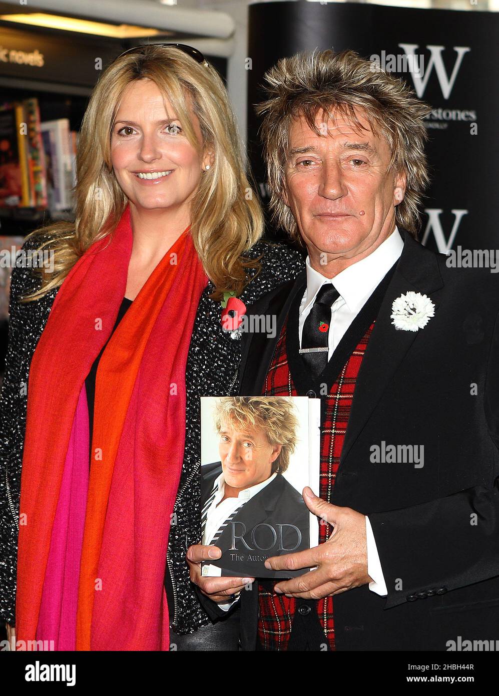 Rod Stewart and wife Penny Lancaster signs copies of his autobiography ...
