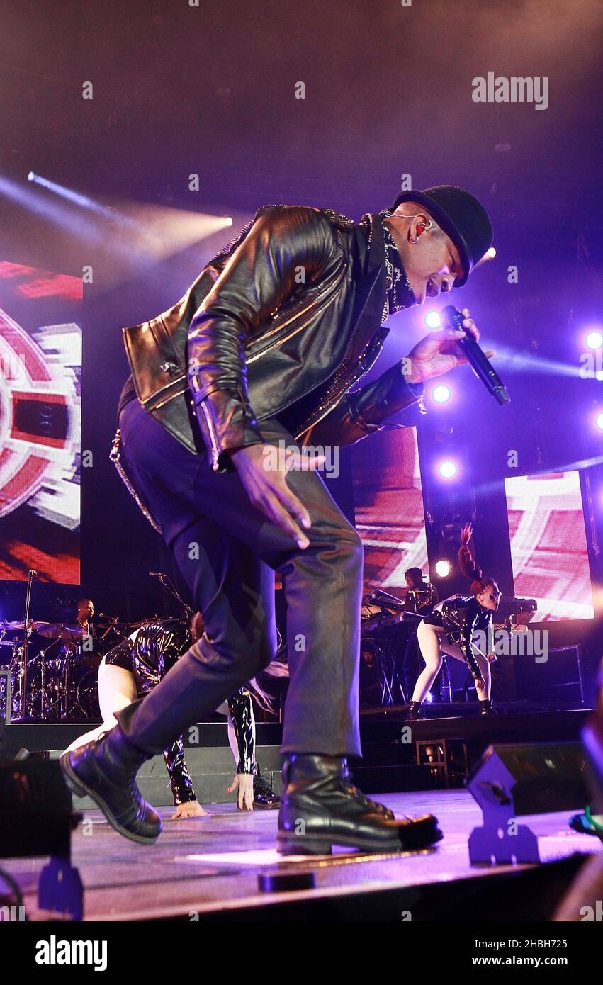 Ne Yo Performance Ne yo on stage hi-res stock photography and images - Alamy