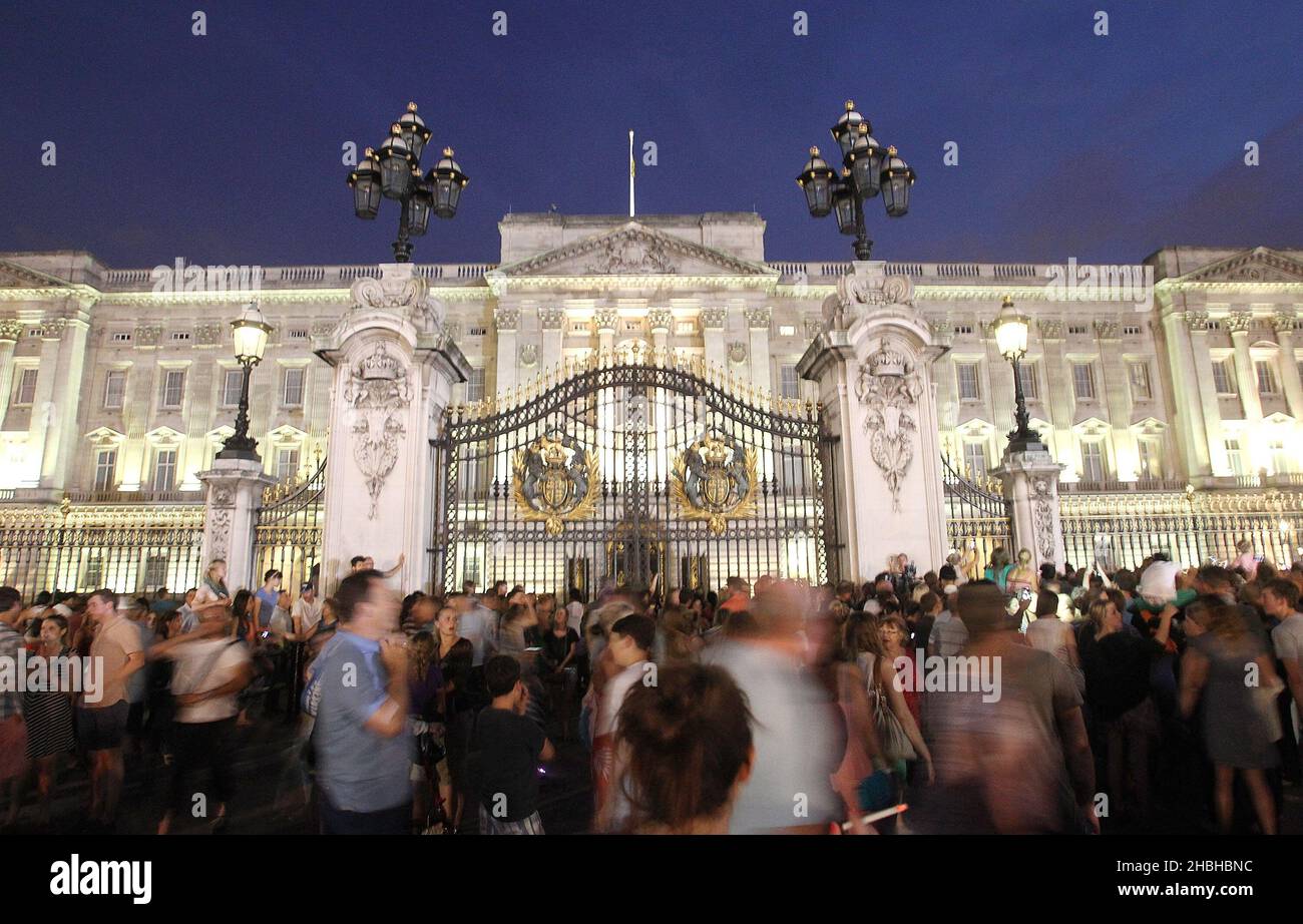 Members of the public gather outside Buckingham Palace after an easel was placed in the Forecourt of the Palace with the notification, to announce the birth of a baby boy, at 4.24pm to the Duke and Duchess of Cambridge at St Mary's Hospital in west London. Stock Photo