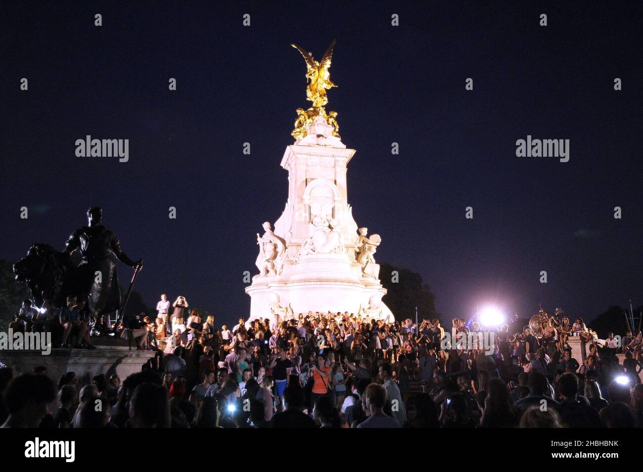 Queen Victoria Monument in front of Buckingham Palace as crowds of well wishers gather after news of a Royal Baby Birth in London. Stock Photo