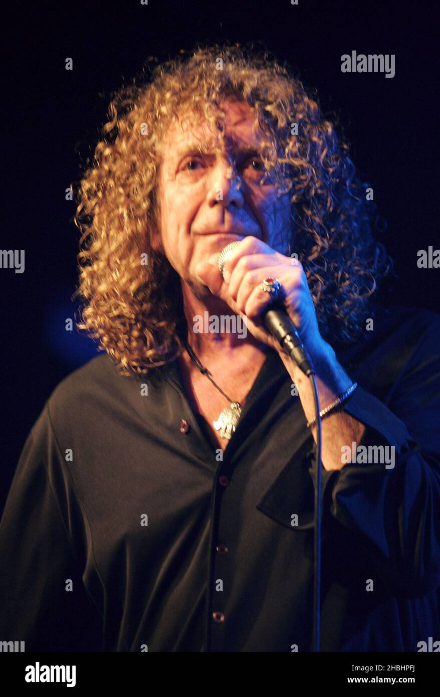forberede krone Og hold Former Led Zeppelin frontman Robert Plant and his band The Strange  Sensation promote their current album "Mighty Rearranger" on stage at the  Hammersmith Palais on December 3, 2005 in London Stock Photo - Alamy