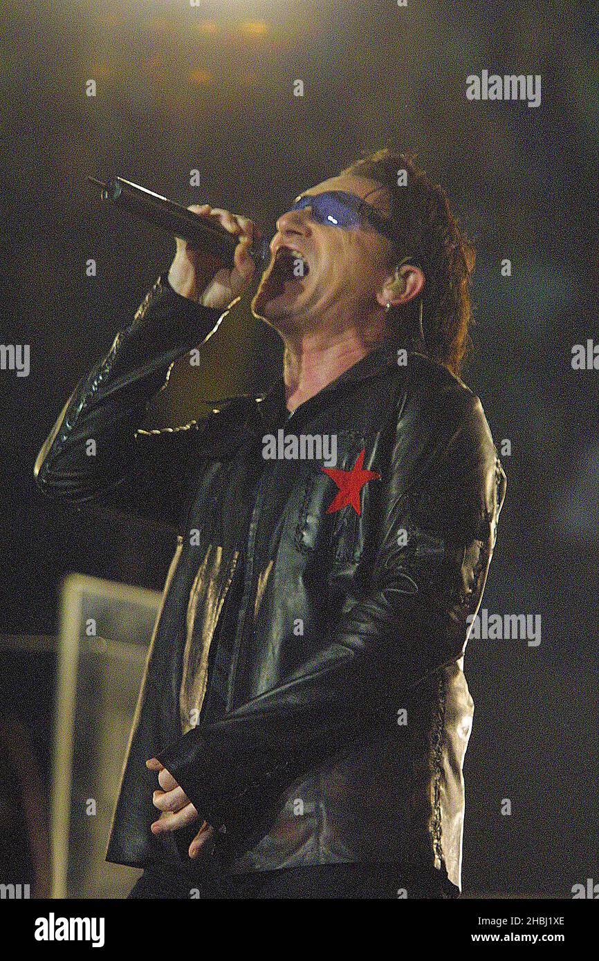 U2, Bono in concert at Madsion Square Garden, New York. Live. Half Length. Stock Photo