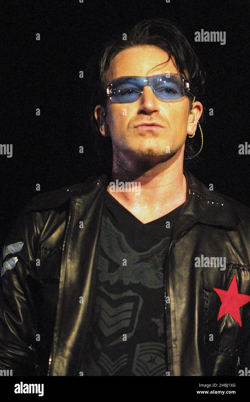 U2, Bono in concert at the Madison Square Garden, New York. Live. Half Length. Blue tinted sunglasses. Stock Photo