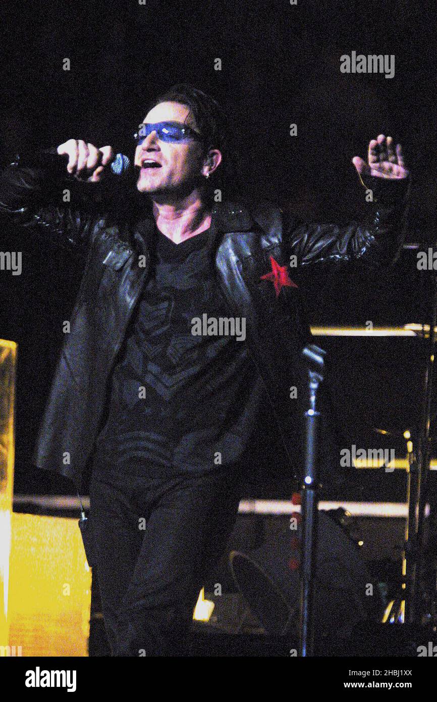 U2, Bono in concert at the Madison Square Garden, New York. Live. Half Length. Blue tinted sunglasses. Stock Photo