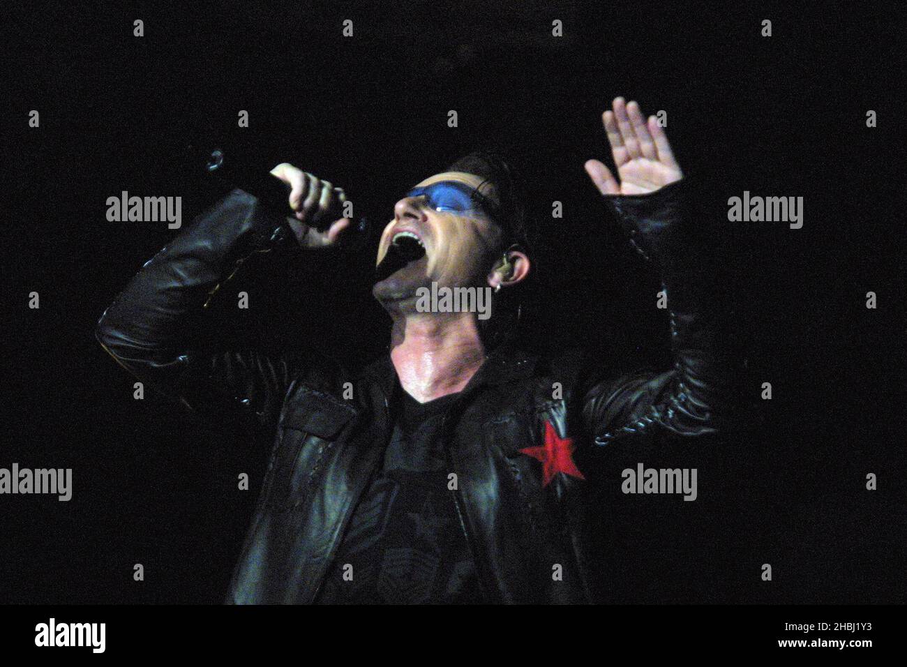 U2, Bono in concert at the Madison Square Garden, New York. Live. Half Length. Blue tinted sunglasses. Stock Photo