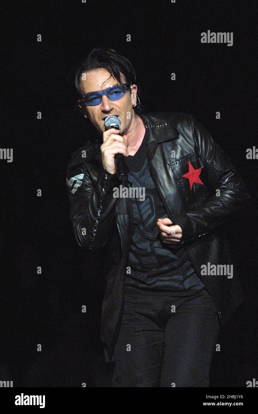 U2, Bono in concert at the Madison Square Garden, New York. Live. Half Length. Blue tinted sunglasses. Stock Photo