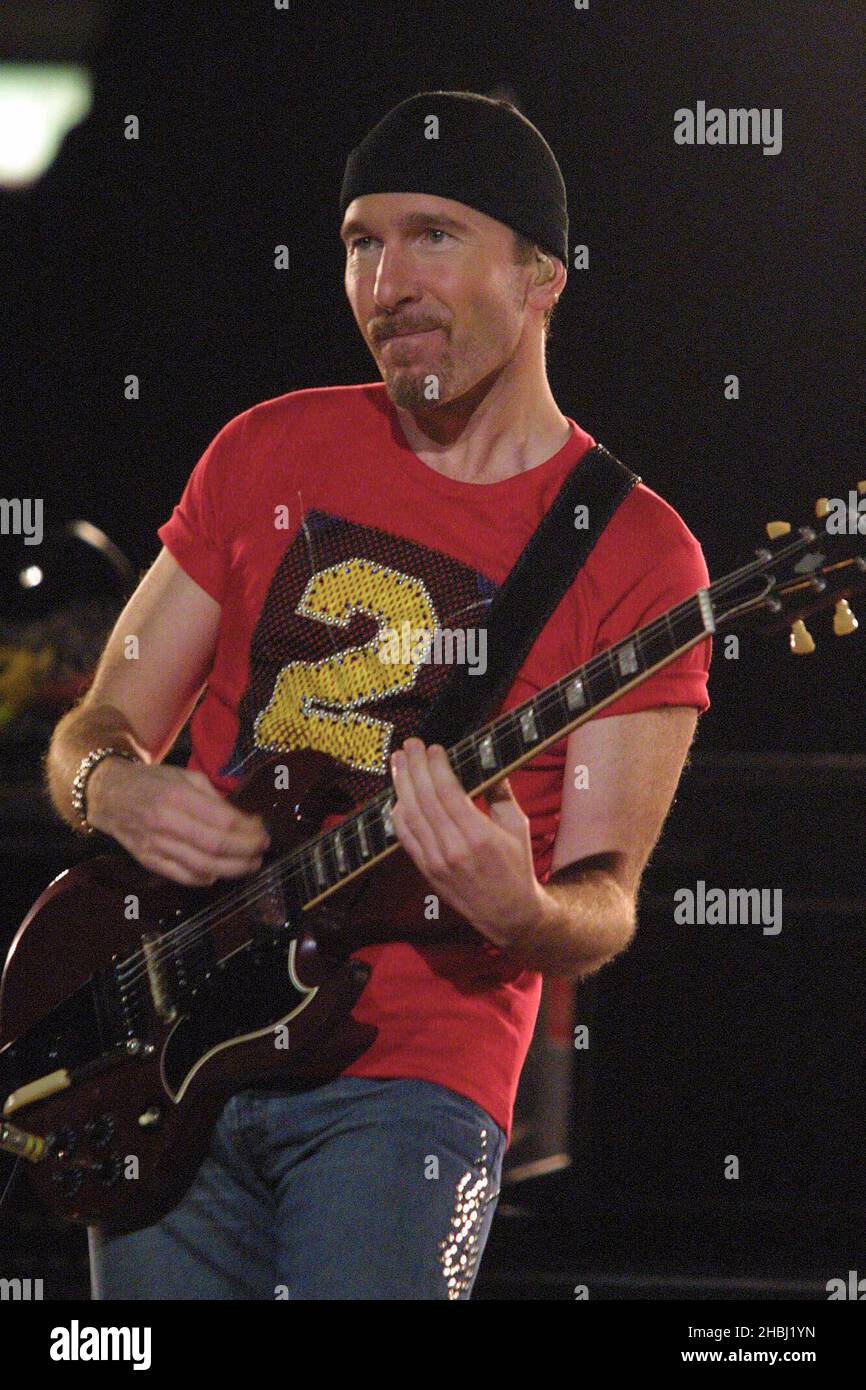 U2, The Edge in concert at the Madison Square Garden, New York. Live. Half Length. hat. Stock Photo