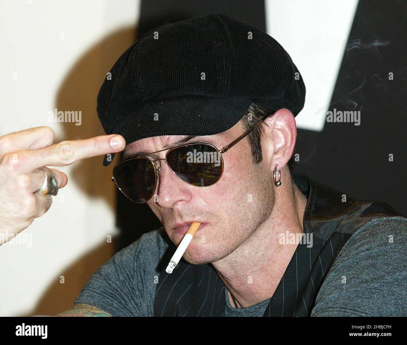 Scott Weiland from Velvet Revolver signs copies of their first album Contraband at the Piccadilly Virgin Megastore, London. Stock Photo